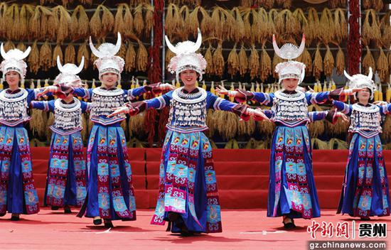 少数民族同胞在贵州省锦屏县偶里乡寨霞村六月尝新歌会上表演民族舞蹈。