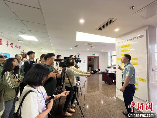 考生及家长认真听取工作人员介绍高考录取流程。中新社记者杨茜摄