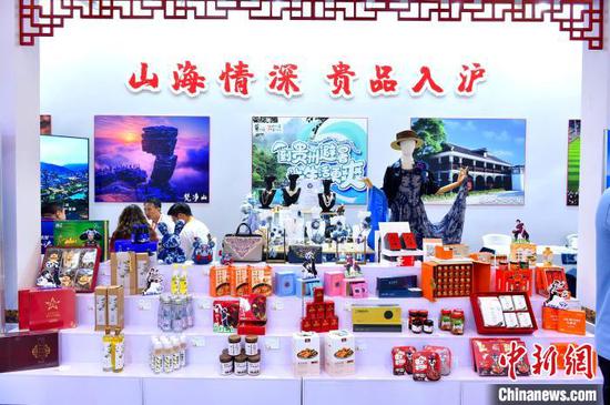 第六届上海市对口地区特色商品展销会上，贵州携61家企业127款产品参展，从非遗文创、黔酒、预制菜等7个方面展示贵州产品及贵州文化旅游特色优势。　　康瑜 摄