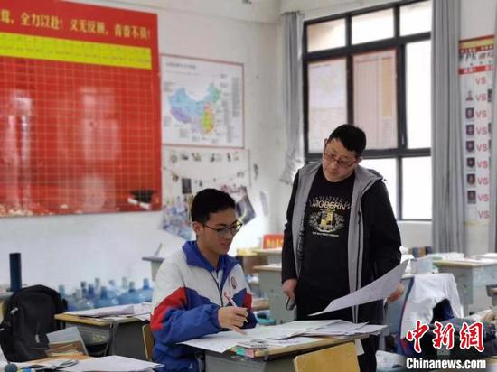 图为学习中的何其邦（左）。受访者供图