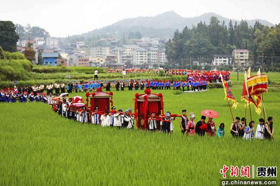 少数民族同胞身着节日盛装在贵州省锦屏县偶里乡寨霞村参加游演。