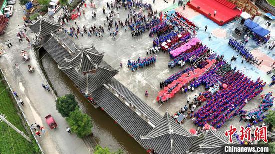 锦屏县偶里乡举办的“尝新节”活动现场。　李斌 摄