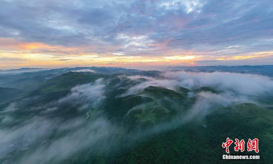 松桃苗族自治县盘石镇红石林景区，雨后云雾缭绕。