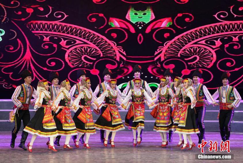 哈萨克斯坦歌舞《丰饶的家园》在第六届新疆世界民族舞蹈节演出