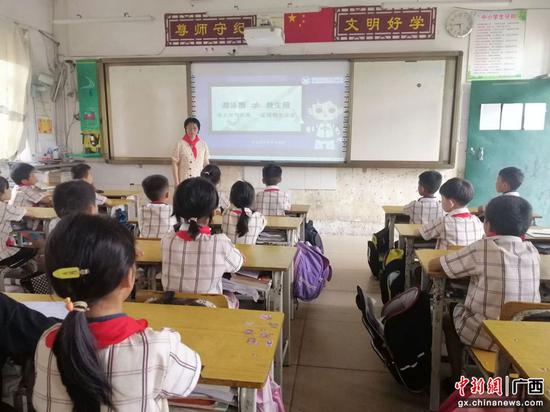 那阳镇中心学校教师、镇人大代表陈素静利用班会课宣传防溺水知识。横州市人大供图 那阳镇中心学校教师、镇人大代表陈素静利用班会课宣传防溺水知识。横州市人大供图