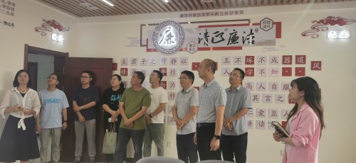 网信办党员干部在家风家教馆认真聆听家风故事 孟瑞丽 摄