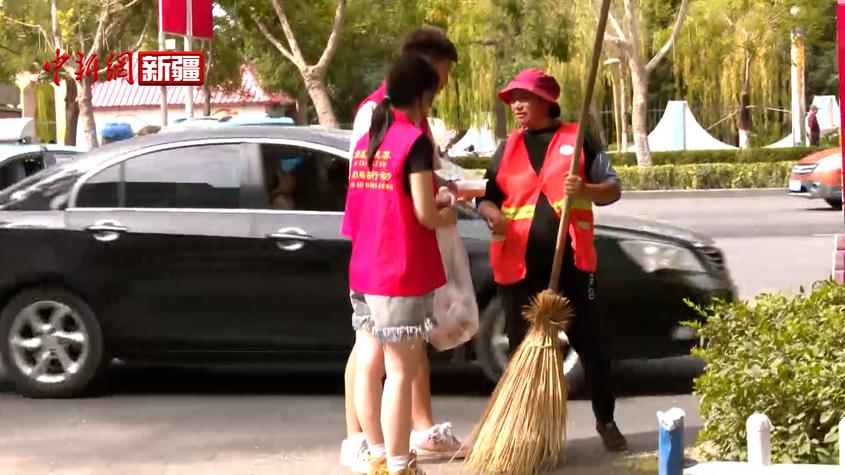 炎夏日送清涼 濃濃愛(ài)意暖人心