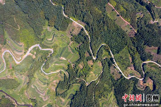 7月23日，在贵州省从江县翠里瑶族壮族乡高文村航拍的乡村公路。