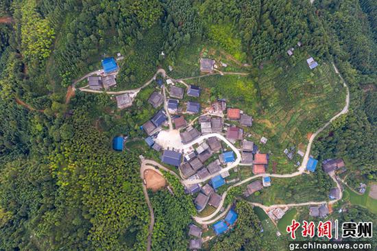 7月23日，在贵州省从江县翠里瑶族壮族乡摆翁村航拍的乡村公路。