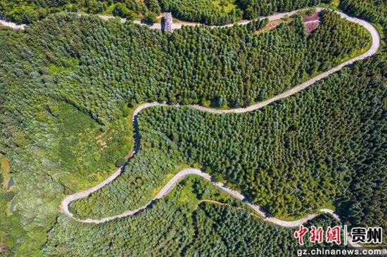 7月23日，在贵州省从江县翠里瑶族壮族乡摆翁村航拍的乡村公路。