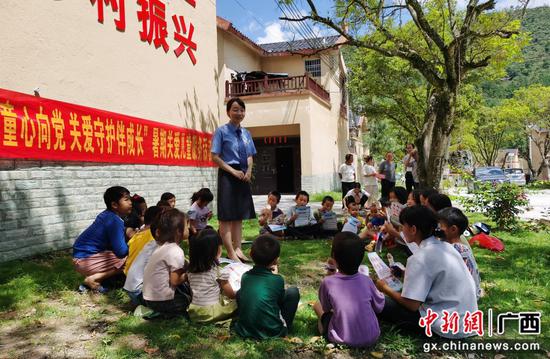 检察官为孩子们讲述抗日小英雄海娃的故事。刘倩 摄