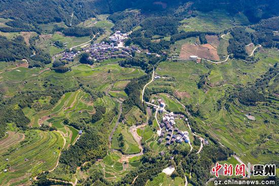 7月23日，在贵州省从江县翠里瑶族壮族乡高文村航拍的乡村公路。