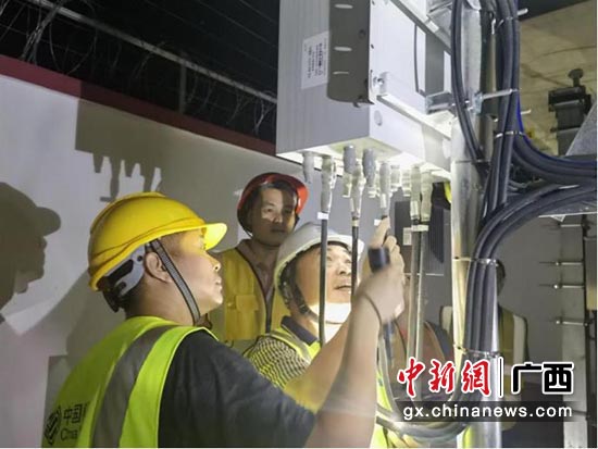 技术人员检查贵南高铁九万大山四号隧道通信设备。
