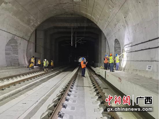 技术人员正在隧道内建设网络。