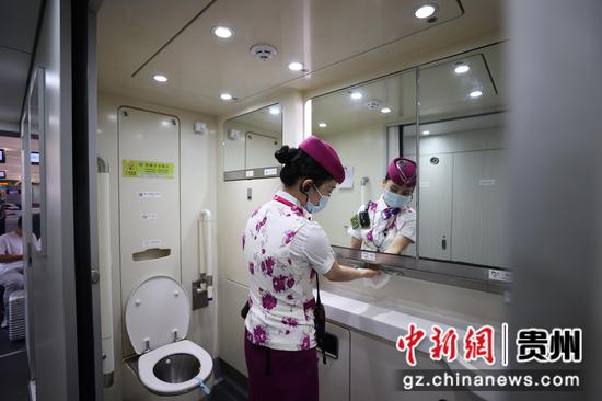 7月26日，贵阳北开往成都东的G5392次列车上，列车长在检查客服设备。 瞿宏伦 摄