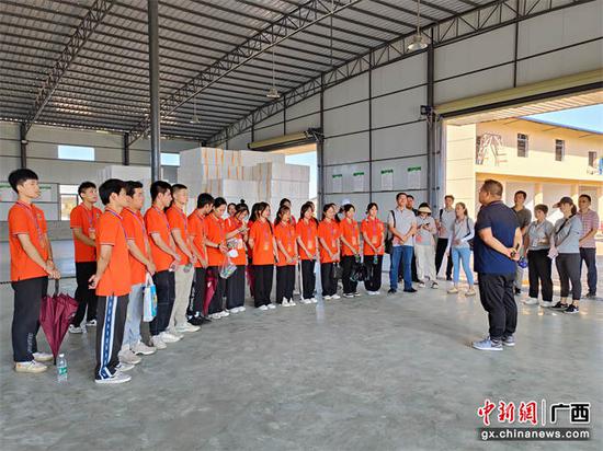 成员们在江西镇冷链物流综合服务中心进行实地考察。校方供图