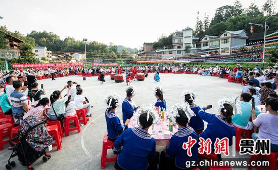 天柱坪地镇清溪村冲化寨举行“六月六”坪地民族节团圆宴传文明活动现场。