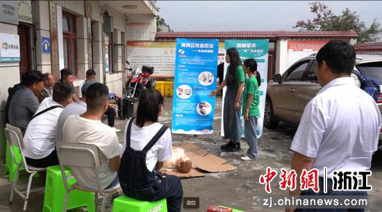 　实践团队在乡村开展健康宣教。浙江中医药大学 供图