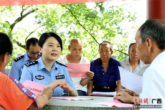 7月27日，民辅警在西湾街道飞马村宣传反邪知识，提升群众识别和抵御邪教的意识和能力。甘勇 摄