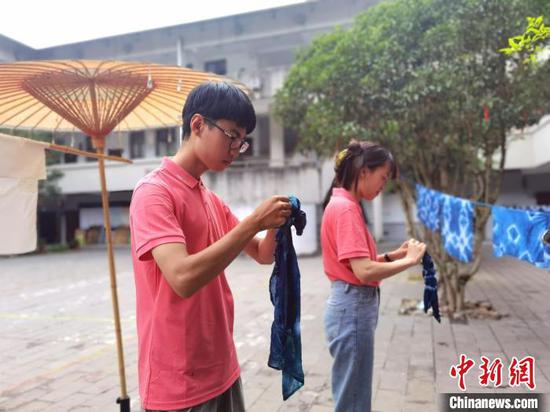 台湾青年体验布依族蓝靛印染工艺。周燕玲 摄