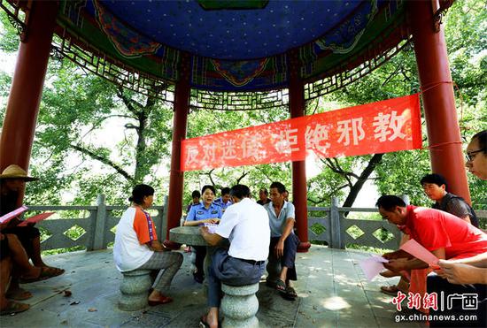 7月27日，民辅警在西湾街道飞马村宣传反邪知识，提升群众识别和抵御邪教的意识和能力。甘勇 摄