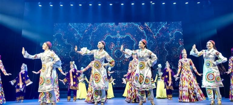 　　7月26日晚，来自乌兹别克斯坦国家大剧院Tumor歌舞团的歌舞晚会《我们共同的家园》，在昌吉州艺术剧院小剧场上演。

