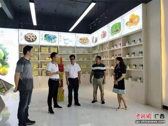 考察组参观永福县O2O农产品特色体验馆。永福县工信和商贸局 供图 考察组参观永福县O2O农产品特色体验馆。永福县工信和商贸局 供图