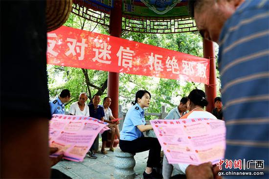 7月27日，民辅警在西湾街道飞马村宣传反邪知识，提升群众识别和抵御邪教的意识和能力。甘勇 摄