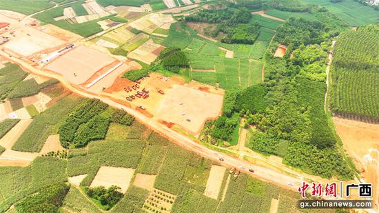 正如火如荼建设的南宁主城区至东部新城首条市政道路（陈振 摄）