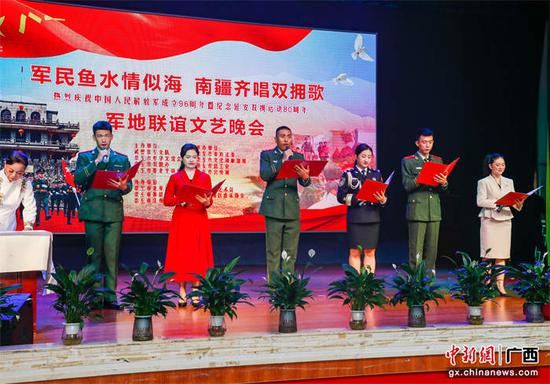 图为官兵与共建单位合诵“双拥”歌。蔡云祥
摄 图为官兵与共建单位合诵“双拥”歌。蔡云祥
摄