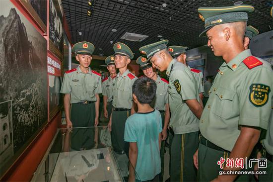 武警官兵给游客“小朋友”介绍馆内藏品。
