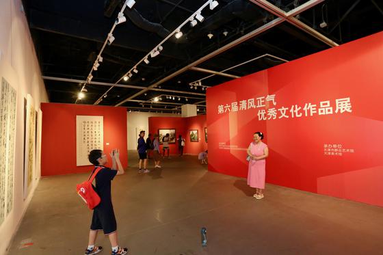 图为天津市第六届“清风正气”优秀文化作品展现场。刘俊苍 摄