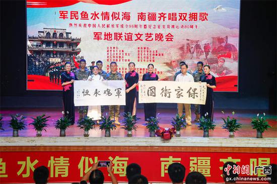 图为共建单位现场题字赠送。蔡云祥 摄 图为共建单位现场题字赠送。蔡云祥 摄