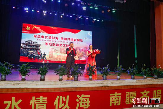 图为地方献唱歌曲《军人本色》。赵天钰
摄 图为地方献唱歌曲《军人本色》。赵天钰
摄