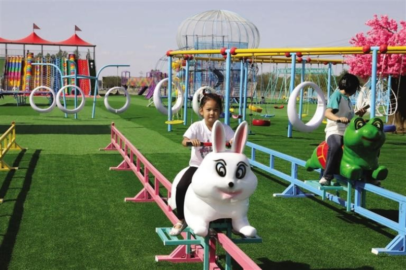 　　腰站子村建起了“无动力游乐园”。

