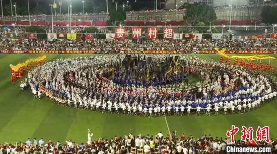 图为贵州“村超”总决赛现场，各民族手牵手跳舞。中新社记者袁超 摄