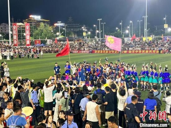 图为贵州“村超”总决赛现场。中新社记者袁超 摄
