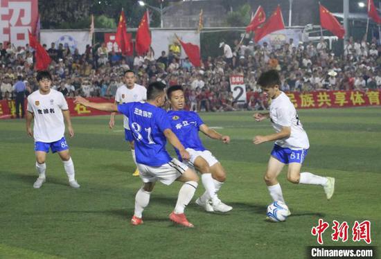 29日晚举行的贵州“村超”总决赛，球员在绿茵场上拼搏。张晖 摄