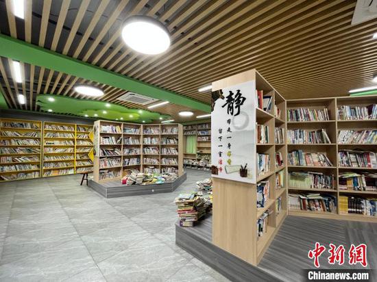 图为晴隆县第一小学图书室。中新社记者杨茜摄