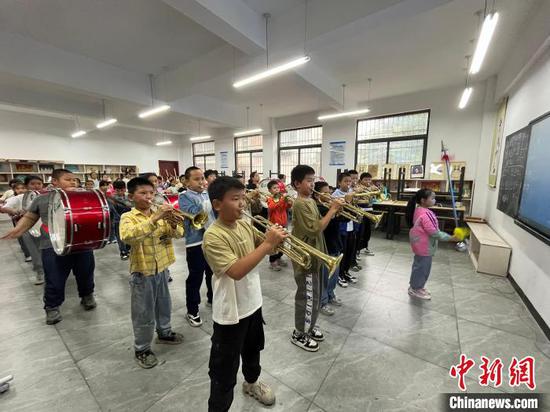 图为晴隆县一小铜管乐队暑假集训中。中新社记者杨茜摄