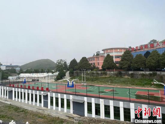图为晴隆县中等职业学校新建的汽修实训基地。中新社记者杨茜摄