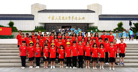 7月27日，参加红石榴夏令营的孩子们参观中国人民抗日战争纪念馆。强继强 摄
