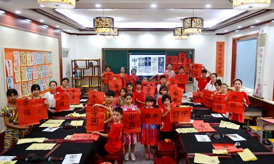7月24日，在天通苑学校学习，同写中国字。（王耀武 摄）.jpg