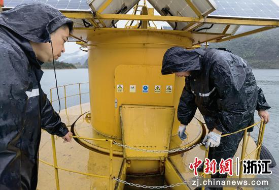 九峰水库工作人员检查水质监测浮标站  张晓倩 供图