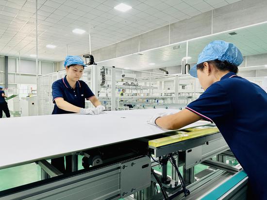 吐鲁番森诺新能科技有限公司生产线员工检查光伏板 吐鲁番森诺新能科技有限公司生产线员工检查光伏板