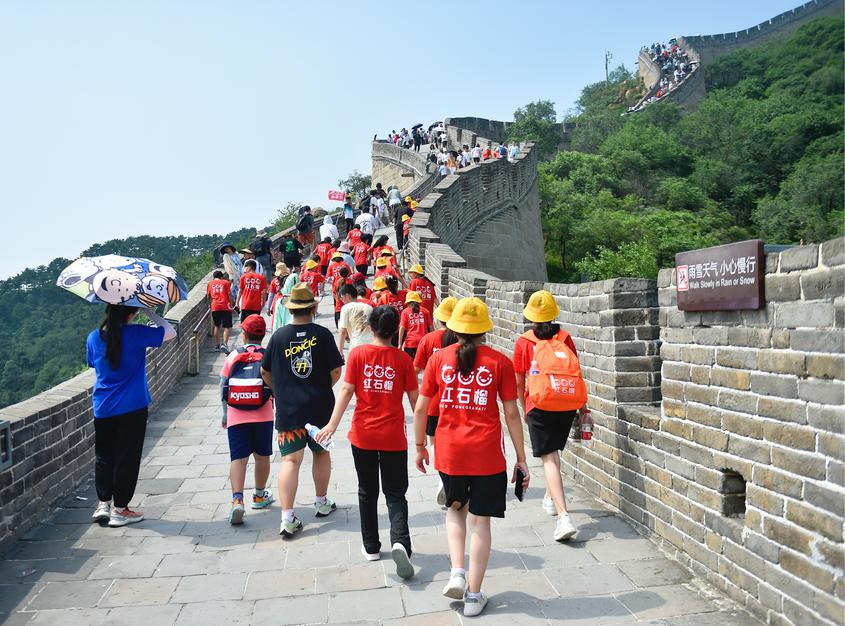 7月27日，孩子们在攀登长城。王耀武 摄