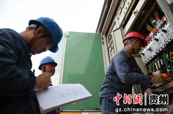 供电员工定期对村超现场用电设备进行检查。