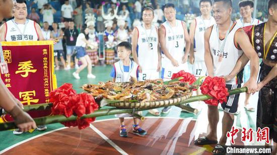 图为球员获奖后，将奖品分享。台江县融媒体中心供图