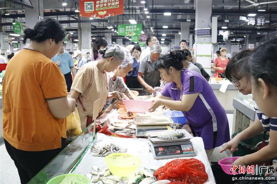图为钦州市民在沙园市场选购海鲜。