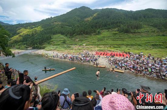 在贵州省从江县刚边壮族乡刚边村，壮族青年男子在参加跳水选亲。吴德军 摄